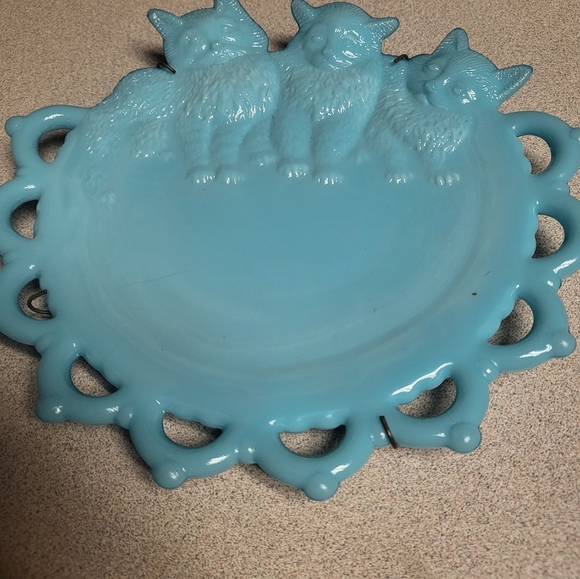 Turquoise blue Milk Glass Cat wall plate. - Picture 2 of 2